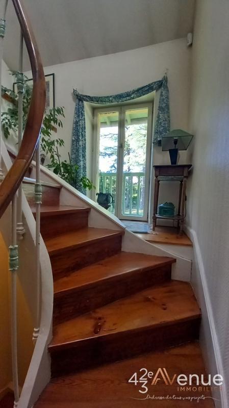 Propriété - 241 m² - 10 pièces