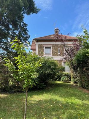 Maison - 220 m² - 8 pièces