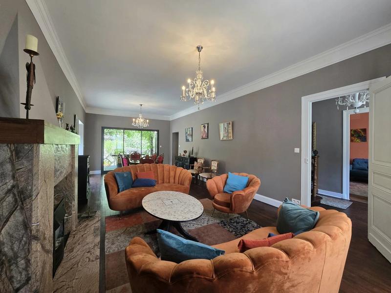 Maison - 220 m² - 9 pièces