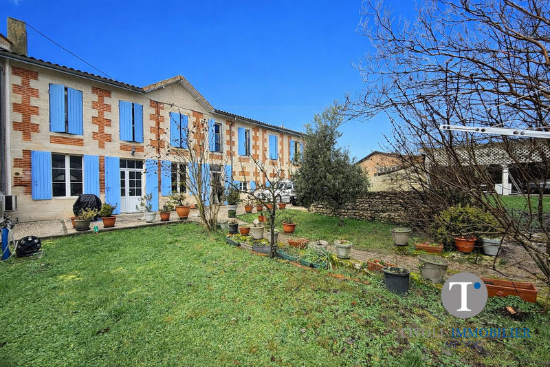Maison - 225 m² - 9 pièces