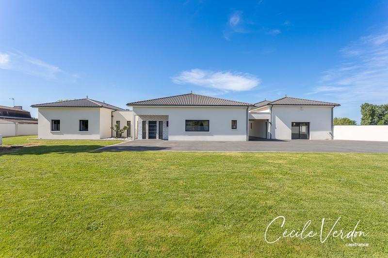 Maison - 281 m² - 9 pièces