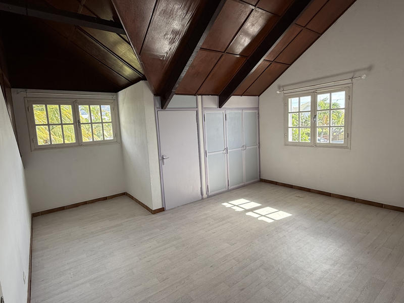 Maison - 202 m² - 7 pièces