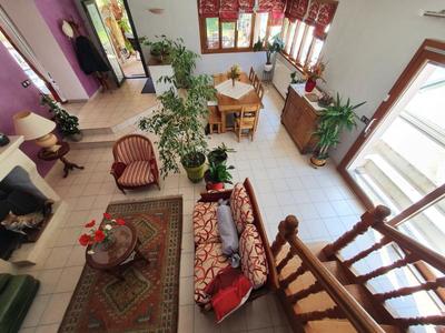Maison - 240 m² - 8 pièces