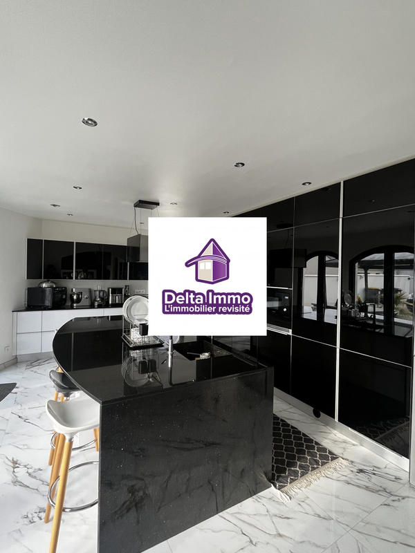 Maison - 345 m² - 8 pièces