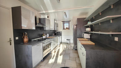 Maison - 1 140 m² - 35 pièces