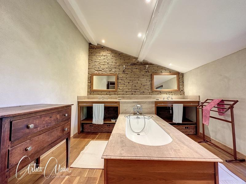 Maison traditionnelle - 500 m² - 12 pièces