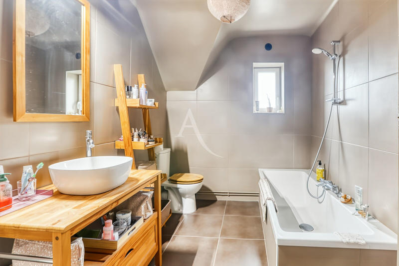 Maison - 220 m² - 8 pièces