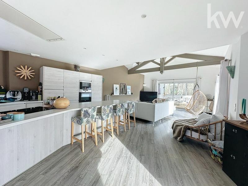 Maison - 220 m² - 6 pièces