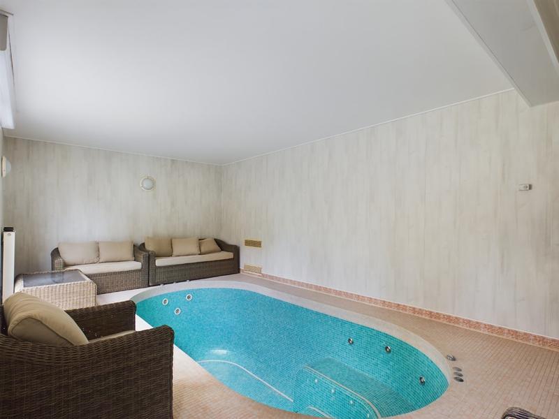 Maison - 280 m² - 9 pièces