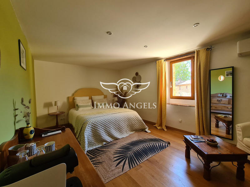 Mas - 896 m² - 29 pièces