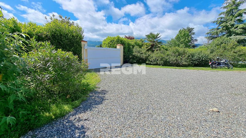 Maison - 240 m² - 8 pièces