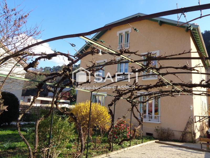 Maison - 242 m² - 14 pièces