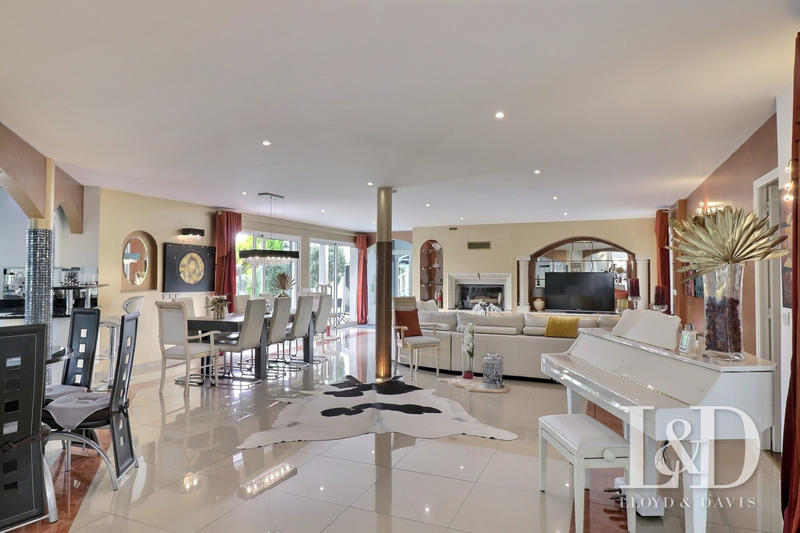 Maison contemporaine - 574 m² - 12 pièces