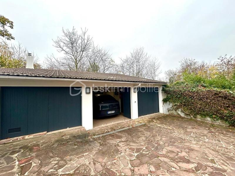 Demeure - 251 m² - 8 pièces