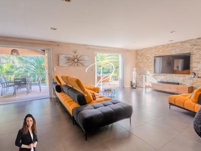 Villa - 291 m² - 8 pièces