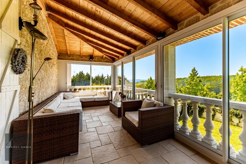 Maison - 330 m² - 11 pièces