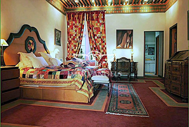 Maison - 976 m² - 24 pièces