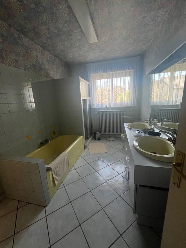 Maison traditionnelle - 231 m² - 9 pièces