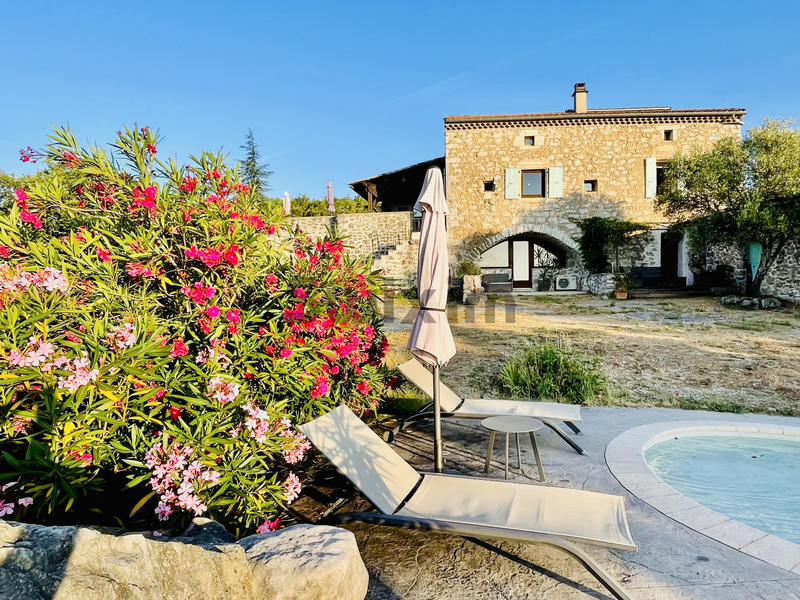 Propriété - 447 m² - 17 pièces