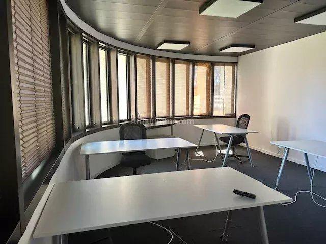 Bureau - 100 m² - 1 pièce