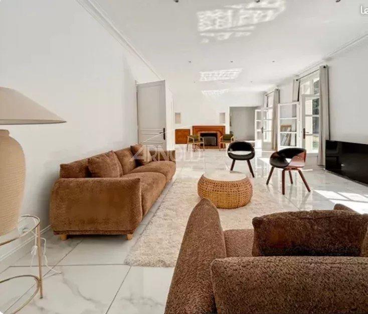 Maison - 243 m² - 8 pièces