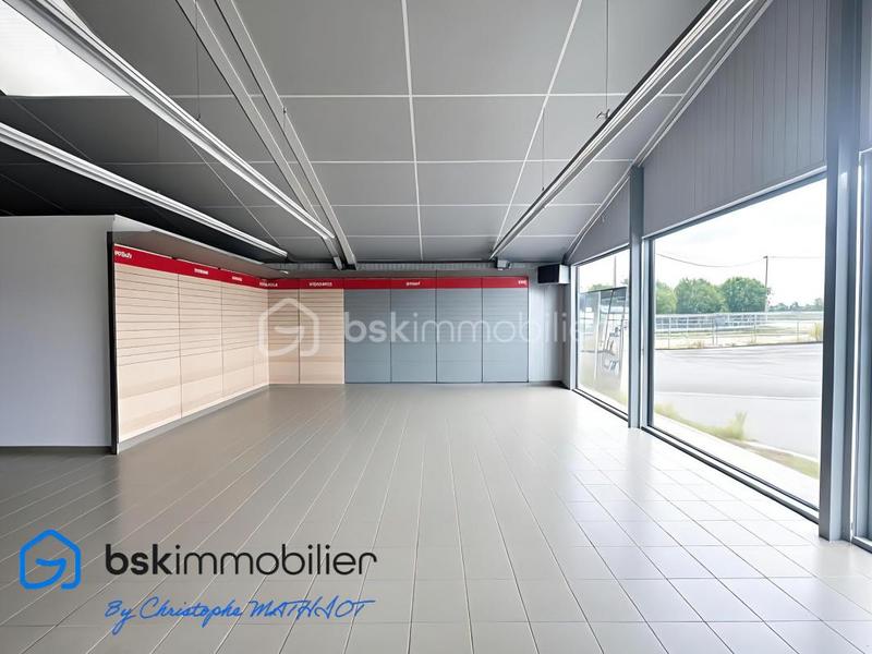 Entrepôt - 1 700 m² - 12 pièces