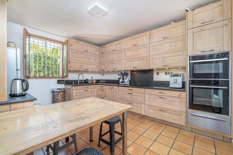 Maison - 248 m² - 8 pièces