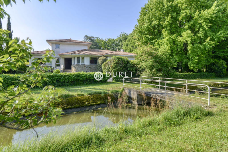 Villa - 236 m² - 8 pièces