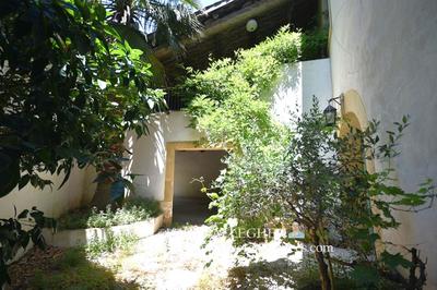 Demeure - 279 m² - 9 pièces