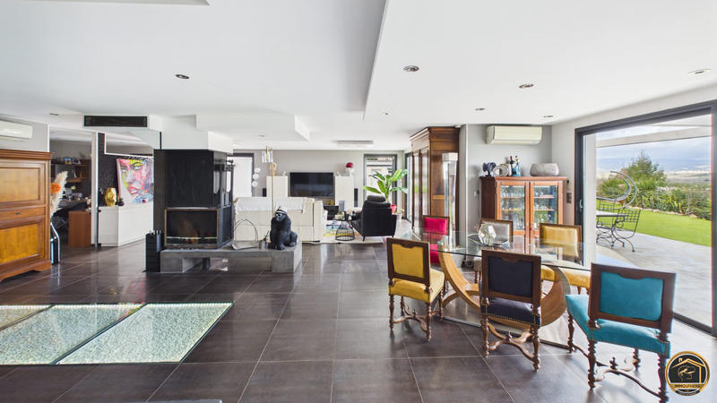 Maison contemporaine - 251 m² - 8 pièces