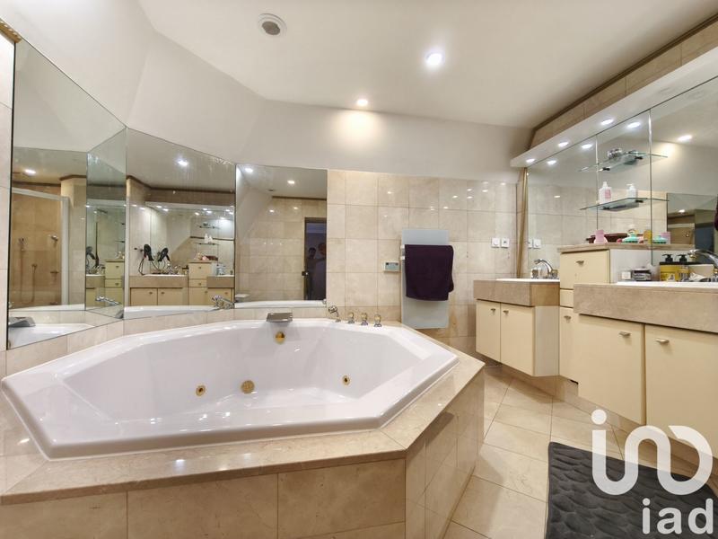 Maison - 303 m² - 9 pièces