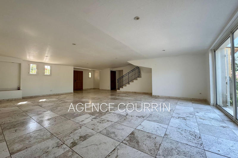 Maison - 205 m² - 5 pièces