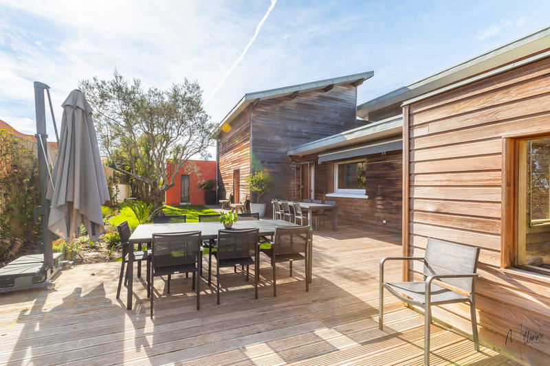 Maison - 330 m² - 10 pièces