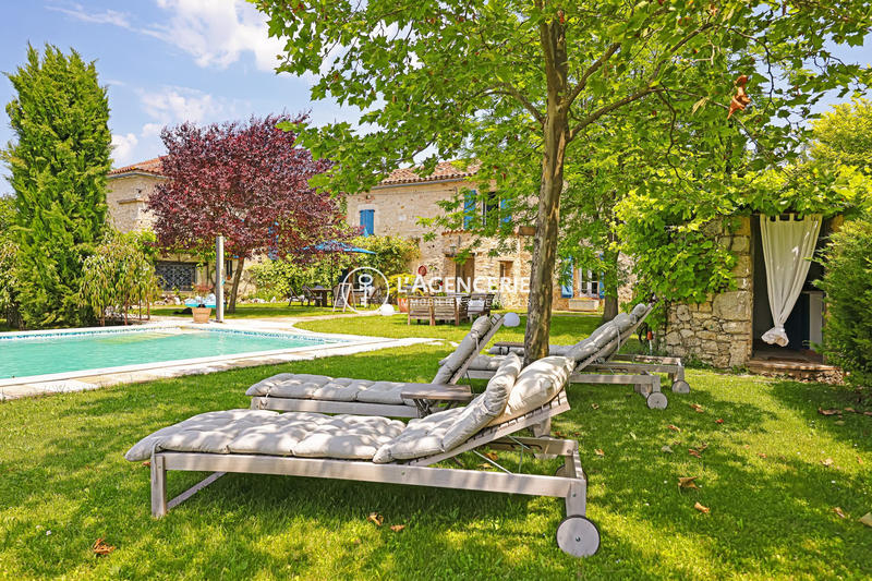 Maison ancienne - 569 m² - 15 pièces