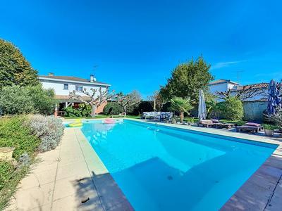 Maison - 240 m² - 8 pièces