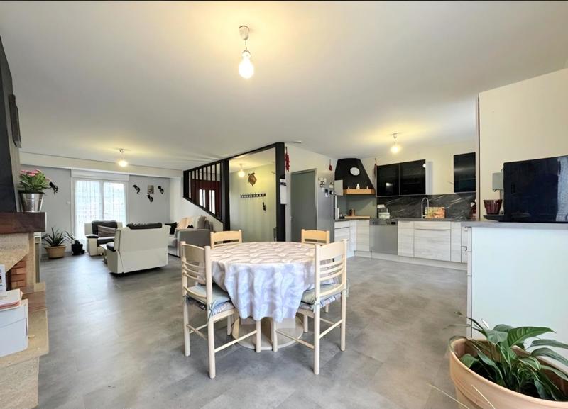 Maison - 94 m² - 5 pièces