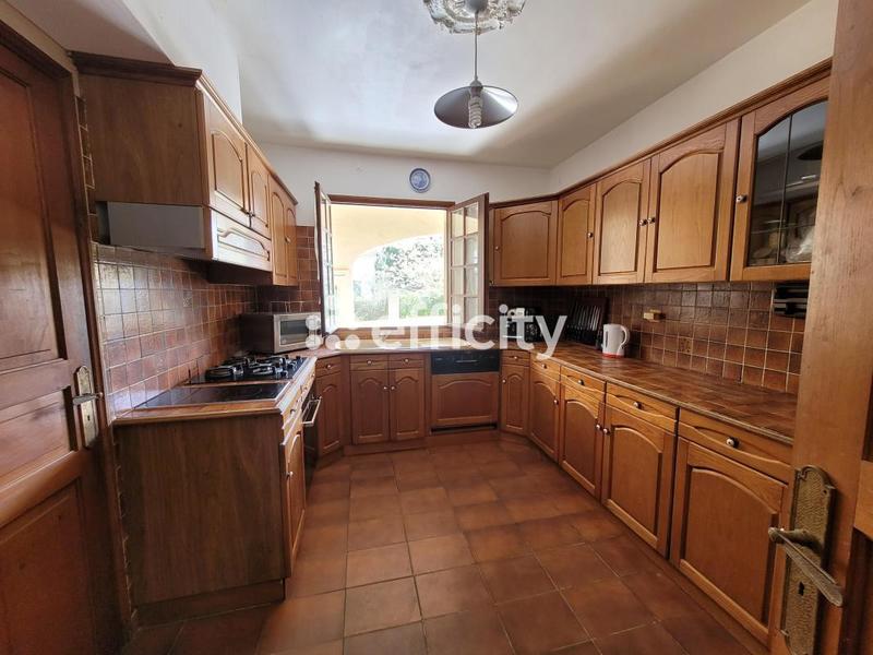 Maison - 260 m² - 12 pièces