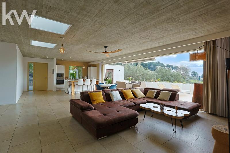 Maison contemporaine - 239 m² - 8 pièces