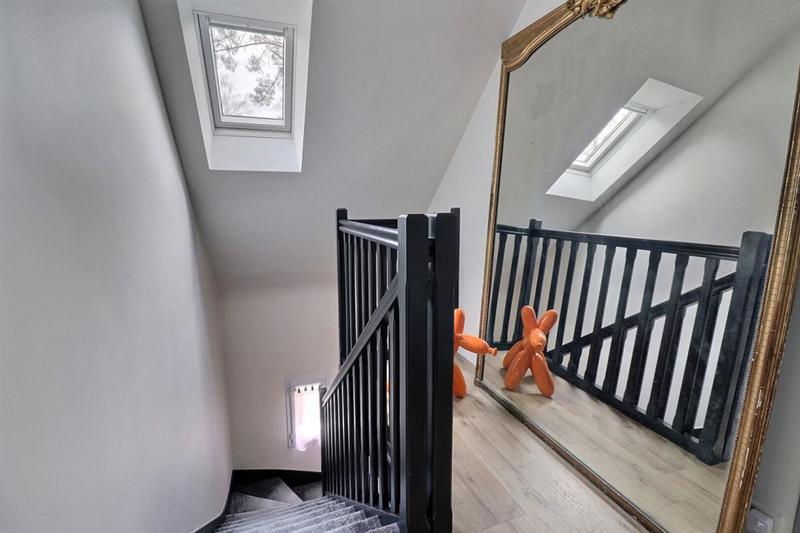 Maison - 239 m² - 8 pièces