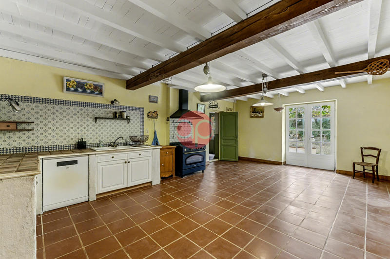 Propriété - 218 m² - 6 pièces