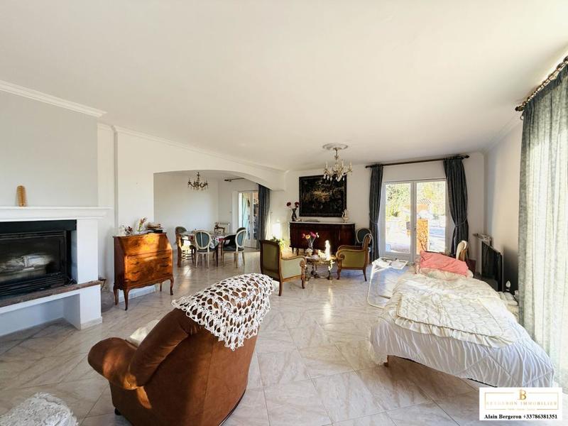 Maison - 220 m² - 5 pièces