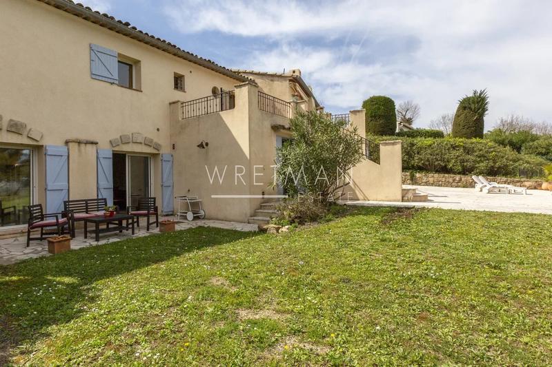 Maison - 218 m² - 9 pièces