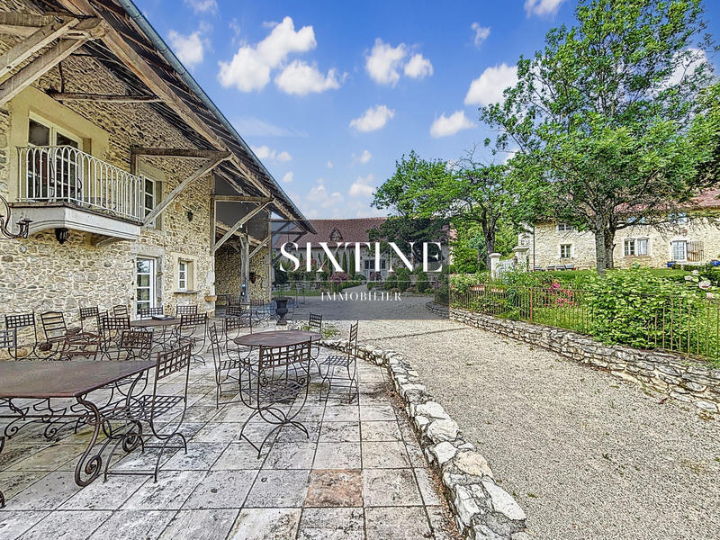 Maison ancienne - 552 m² - 10 pièces