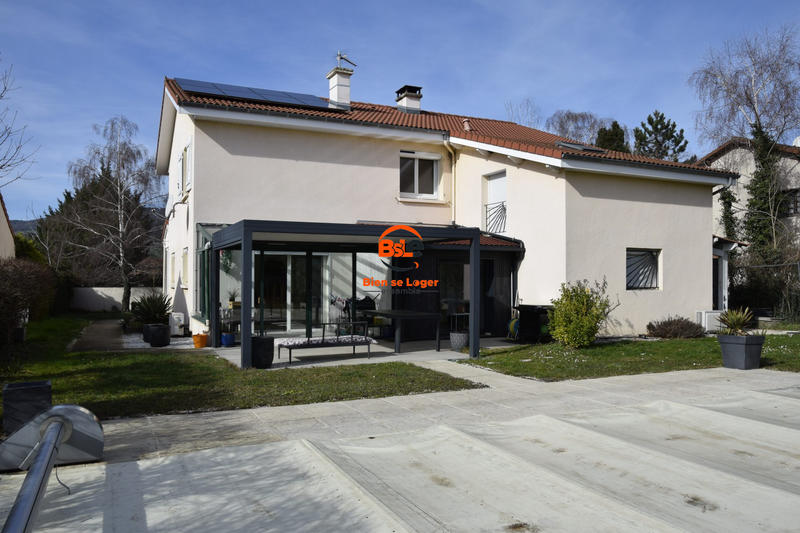 Maison - 225 m² - 8 pièces