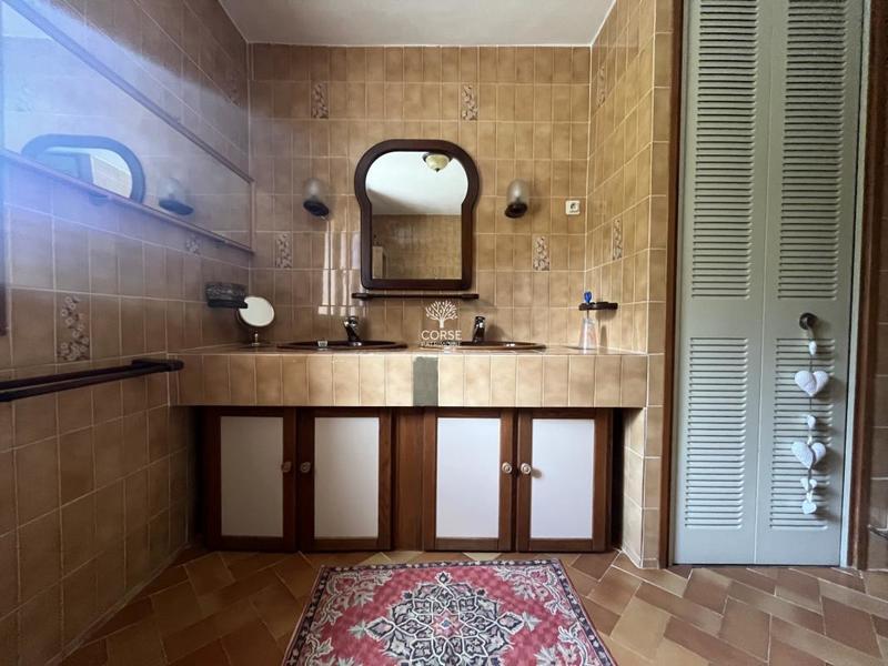 Maison - 250 m² - 9 pièces