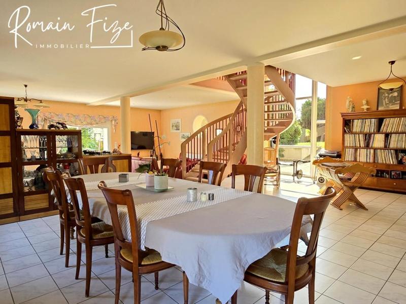 Maison - 300 m² - 7 pièces