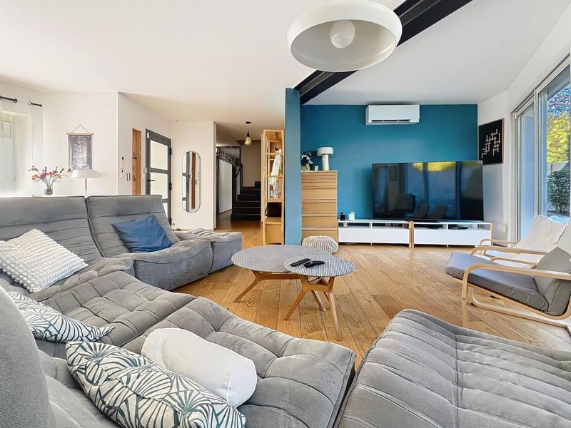 Maison - 241 m² - 10 pièces