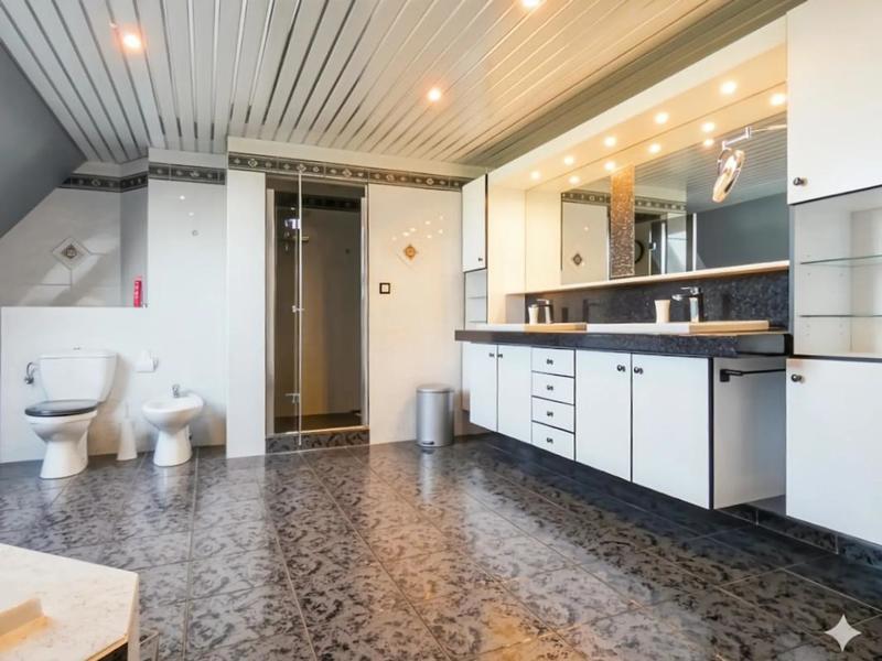 Maison - 250 m² - 6 pièces