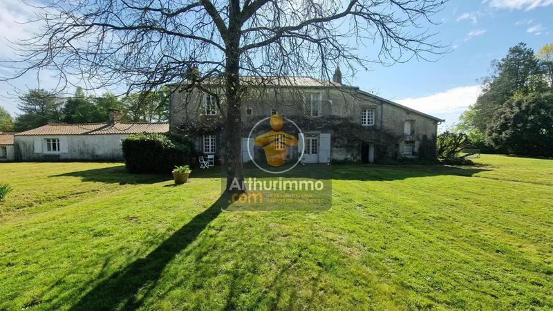 Maison - 270 m² - 11 pièces