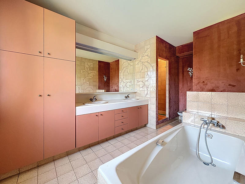 Maison - 250 m² - 8 pièces